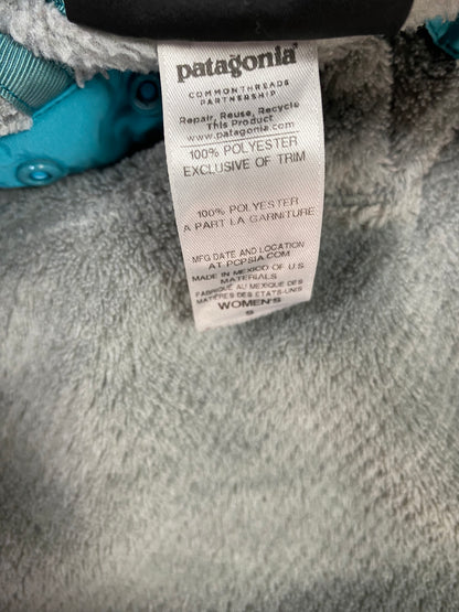 Patagonia fleece front pocket with buttons